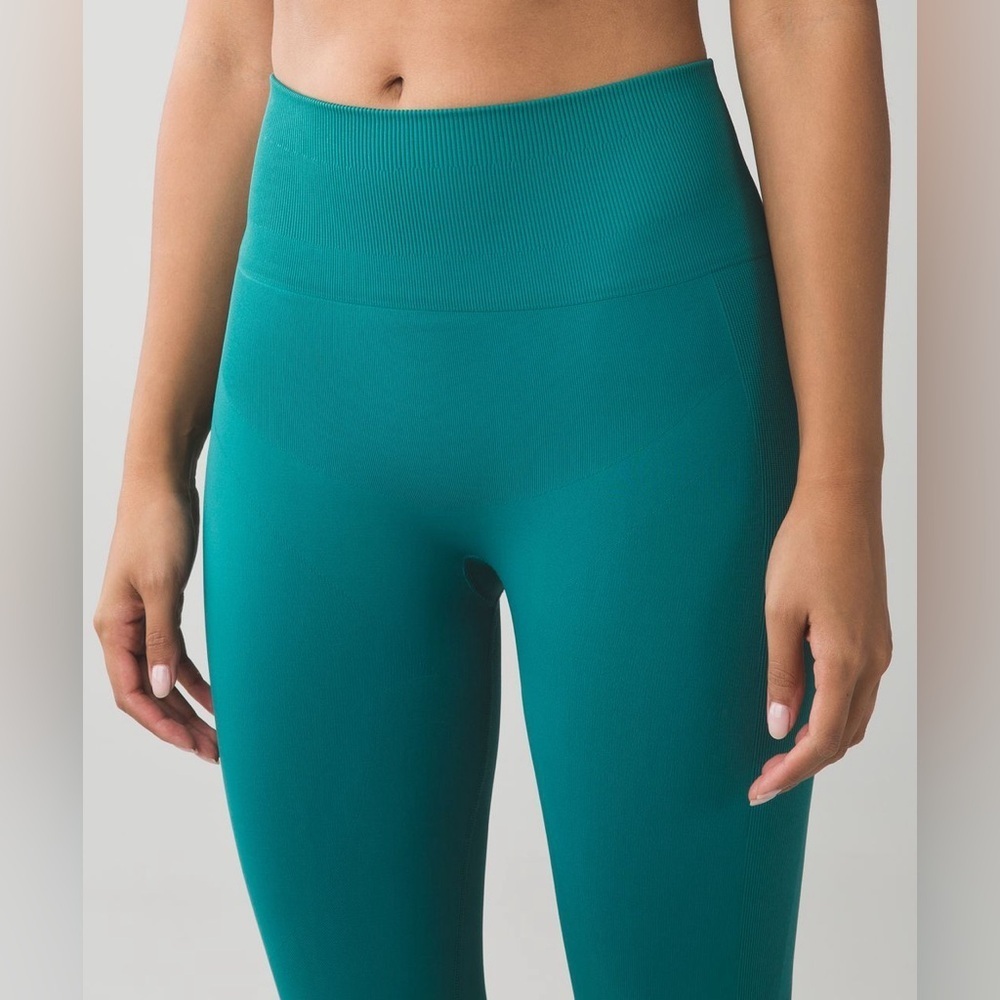 Lululemon Zone In Compression Tight, size 4 - Picture 3 of 9
